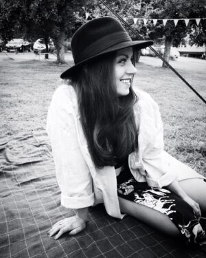 Alice Dwyer Instagram - Monday Mood ☀️
Happy Wochenstart euch allen. #takeawalkinthebrightside #newweek #newoportunities #letsbekind  #toeachother #✌ #kannnichtschaden 
#girlswithhats #🎩 #hatswithgirls 
📸: @paulabirnbaum
