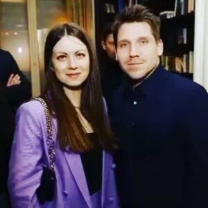 Alice Dwyer Instagram - Bye Berlinale🎆
•
Good to have you back properly. 
Good to be able to rest now.
•
Thank you for makeing me Look ✨:
@seni812 
@karllagerfeld @aignermunich 
@susumu_ai @sezane @cartier 
@item_m6 @josephfashion 
💜
•
And lucky to be able to do it all with my favourite @sabintambrea 
•
#tschüss #goodtoseeyouall 
#thankyou #tiredbuthappy 
#picture1 by @artjomgilz 
#berlinale #berlinalemadness #berlinale2023 #berlinalelooks 
#undrobbie #natürlich #robbiewilliams #werbungweilmarkennennung #werbungweilverlinkung 
#allweeklong #alldressedup #insweatpantsnow #cheers