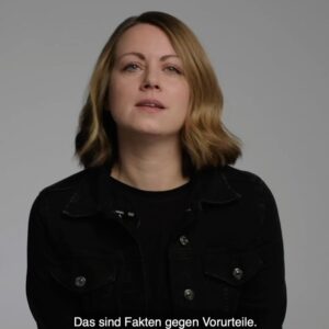 Alice Dwyer Instagram - Seid ihr auch manchmal mit Vorurteilen zu Asyl und Migration konfrontiert? Manchmal ist es gar nicht einfach, spontan die richtigen Antworten zu finden. Deswegen haben wir im Rahmen von losfuerlesbos.com jetzt eine Videoreihe mit Fakten gegen Vorurteilen erstellt. 
Auch ihr könnt etwas gegen Vorurteile tun: Leitet die Posts an alle weiter, die ihr kennt und postet sie in der Story. Und bitte fordert viele Menschen auf, bei losfuerlesbos.com mitzumachen. Jede Spende zählt!
Mehr Infos gibt es in den nächsten Wochen auf @leavenoonebehind2020

@aaronaltaras @david.schuetter @heikemakatsch @jella_h @officiallyjoko @katjariemann @khodrkida @damitdasklaas @larypoppins @lunawedler @maxvdg @ronaldzehrfeld @sabintambrea @tryselfizzel @vickykrieps @volker.bruch
#losfuerlesbos #leavenoonebehind 
Text: @leavenoonebehind2020 

#losfuerlesbos #leavenoonebehind