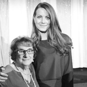 Alice Dwyer Instagram - DIE UNSICHTBAREN 
Heute | 20:15 | ARD.
Hanni Levy. Eine starke, eine humorvolle Frau, die sich mit 17 Jahren „unsichtbar“ machte und dank mutigster Helfer die NS-Zeit in Berlin überlebte. Heute ist sie 94 Jahre alt - lebt in Paris - und es freut mich unheimlich, dass ihre Geschichte , neben der von Ruth Gumpel, Cioma Schönhaus und Eugen Friede heute Abend zur Prime Time im deutschen Fernsehen läuft. Ich bin sehr dankbar, dass ich Hanni verkörpern, und Teil dieses unfassbar wichtigen Zeitzeugendokuments sein durfte.
Dieser Film berührt, ohne zu erdrücken. Er erzählt ihre Geschichte - mit Ihnen - lustig und zart und erschreckend zugleich. Ich freue mich über jeden der einschaltet. Ich persönlich finde wir sind es den Vieren, und allen anderen Opfern der NS Zeit schuldig, uns ihre Geschichten anzuhören und anzusehen. Das ist das Mindeste. Und wenn es so hoffnungsvolle Geschichten sind, die den Glauben an Menschlichkeit bestärken, wie in unserem Film- dann ist es dazu noch eine Freude. ❤️
#dieunsichtbaren #wirwollenleben #gegendasvergessen #herzensprojekt #herzensmensch #hannilevy #filmediewichtigsind #kino #freetvpremiere #einschaltenlohntsich @das_erste