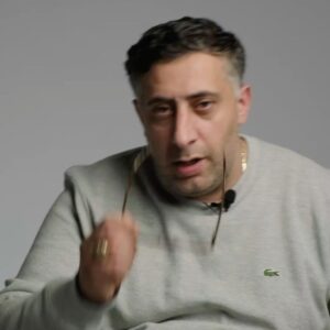 Alice Dwyer Instagram - Seid ihr auch manchmal mit Vorurteilen zu Asyl und Migration konfrontiert? Manchmal ist es gar nicht einfach, spontan die richtigen Antworten zu finden. Deswegen haben wir im Rahmen von losfuerlesbos.com jetzt eine Videoreihe mit Fakten gegen Vorurteilen erstellt. 
Auch ihr könnt etwas gegen Vorurteile tun: Leitet die Posts an alle weiter, die ihr kennt und postet sie in der Story. Und bitte fordert viele Menschen auf, bei losfuerlesbos.com mitzumachen. Jede Spende zählt!
Mehr Infos gibt es in den nächsten Wochen auf @leavenoonebehind2020

@aaronaltaras @david.schuetter @heikemakatsch @jella_h @officiallyjoko @katjariemann @khodrkida @damitdasklaas @larypoppins @lunawedler @maxvdg @ronaldzehrfeld @sabintambrea @tryselfizzel @vickykrieps @volker.bruch
#losfuerlesbos #leavenoonebehind 
Text: @leavenoonebehind2020 

#losfuerlesbos #leavenoonebehind