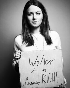Alice Dwyer Instagram - 💧WATER IS A HUMAN RIGHT💧

#vivaconagua 💙 #waterisahumanright @vivaconagua #thankyouforyougreatwork
📷: @pascalbuenning