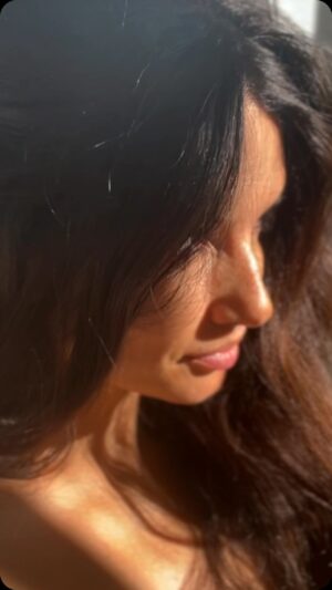 Alice Greczyn Instagram - Hi. This is just to say that @Supergoop’s Glow Screen SPF 40 in Sunrise is all the makeup I’ll be wearing all summer. #NoFilter #JustShimmer 🌞✨

#sunscreen #beauty #makeup #notanad #supergoop #skincare