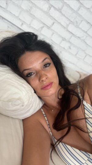 Alice Greczyn Instagram - Signed, this non-believing Aquarius. 🤷🏻‍♀️ #aquariusbelike #♒️

#astrology #faithbased #dating #courtship  #tellmeyoursignwithouttellingmeyoursign