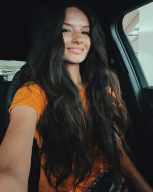 Alice Greczyn Instagram - Been getting so many kind compliments on my hair! 💁🏻‍♀️ This #70sinspired #shaghaircut is from @hollygirldoeshair, who specializes in #vintagevibes and #razorcutting. 👉🏼 Swipe to see the before!

#longhair #razorshag #longlayers #longshag #waistlengthhair #brunettegirl #beforeandafter #beforeandafterhair #longhaircut