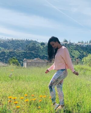 Alicia James Instagram - Just wandering in a field of daisies 🌼😉🌼 #fitnessfriday #myfabletics #changehairchangelook