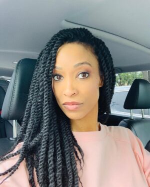 Alicia James Instagram - When I get bored, I change my hair 😆💁🏽‍♀️💇🏽‍♀️ #diy #ididit #changehairchangelook
.
.
.
#bareminerals #makeup #selfie