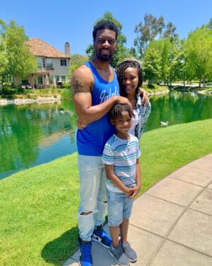 Alicia James Instagram - Happy Father’s Day to the best dad my kids could ever have! Thank you hubby for putting God first above all which keeps our house in order. Because of this, he’s a great example to our kids as he reflects the light of God in everything he does. And as you can see he enjoyed taking pics for his holiday, he coordinated his outfit and everything 😜😆💖 #fathersday2020 #quarantined #photoshoot #thejamescrew #lovemyman #black #father