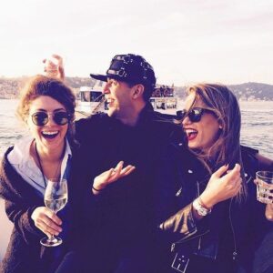 Alicia Kapudağ Instagram - Güneşli bi cuma günüydü. İyi ki 💗🐯 // Good times never fade ✌🏻☀️ @serenayss @kmaher56 #blastfromthepast #dancingqueens