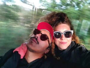 Alicia Kapudağ Instagram - Yol arkadaşım 💕🚌 @muratzsy #500T #partnerincrime