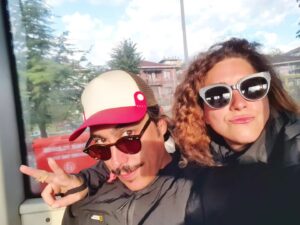 Alicia Kapudağ Instagram - Yol arkadaşım 💕🚌 @muratzsy #500T #partnerincrime