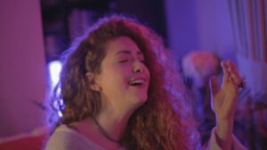 Alicia Kapudağ Instagram - Artık benim de paylaşma vaktim geldi. En sevdiğim şarkılardan başlayalım madem. Unplugged projemden ilk video. Fırtınayı beklerken içimiz ısınsın, âlem yıkılsa birbirimize sarılalım. 

Gitar : Orhun Mızrak @orhun_mizrak 
Yönetmen : Can Sarcan @can.sarcan 
Söz-Müzik : Kaan Tangöze @kaanrtangoze @duman 

#duman #akustikcover #bebek #unplugged