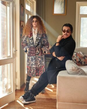 Alicia Kapudağ Instagram - My Valentine ♥ Yol arkadaşım @muratzsy ile @elleturkiye Şubat sayısı "Aşıklar Kulübü" üyesi olduk 😎  @gunfer 'in eşsiz ev sahipliğinde @selinmilosyan ve @yesimozgldi ile herhalde dünyanın en keyifli röportajını gerçekleştirdik, ve iki süper insan edindim. İşimi seviyorum, şanslıyım, hoşum, 2022 baştan alalım. ✌🏻