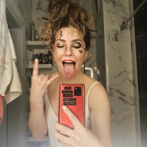 Alicia Kapudağ Instagram - The End of 2021 got me like... 💋 🤘 🍾