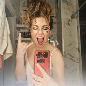 Alicia Kapudağ Instagram - The End of 2021 got me like... 💋 🤘 🍾