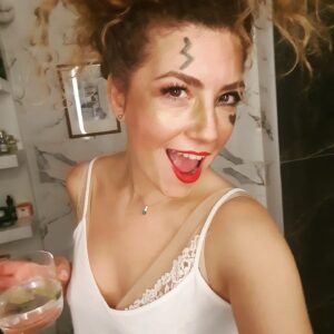 Alicia Kapudağ Instagram - The End of 2021 got me like... 💋 🤘 🍾