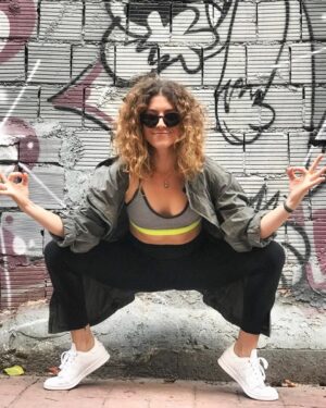 Alicia Kapudağ Instagram - Zen Squat 📸 @ttutte #streetstyle #stansmith