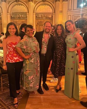Alicia Menendez Instagram - Thank you @karlamartinezdesalas for a magical night (and @jonathancohenstudio for a magical dress 💚) celebrating @elmuseo and the artistry of @cocofusco & @martielcarlos ✨ #elmuseodelbarrio