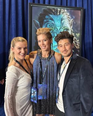Alicia Vela-Bailey Instagram - These memories will last a lifetime 💙🤗💙
.
.
.
#avatar #avatarthewayofwater #pandora #moviepremiere #family #avatarfamily #Zdinarsk #navi #memories #love #aloha #islandgirl #fromkailua #troupe #team