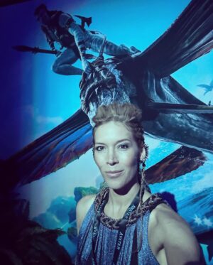 Alicia Vela-Bailey Instagram - These memories will last a lifetime 💙🤗💙
.
.
.
#avatar #avatarthewayofwater #pandora #moviepremiere #family #avatarfamily #Zdinarsk #navi #memories #love #aloha #islandgirl #fromkailua #troupe #team