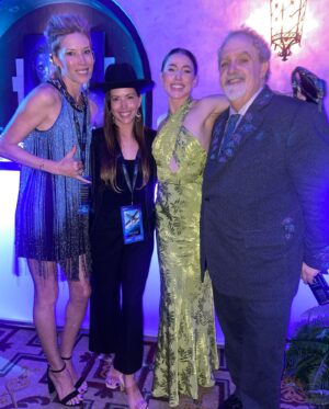 Alicia Vela-Bailey Instagram - These memories will last a lifetime 💙🤗💙
.
.
.
#avatar #avatarthewayofwater #pandora #moviepremiere #family #avatarfamily #Zdinarsk #navi #memories #love #aloha #islandgirl #fromkailua #troupe #team