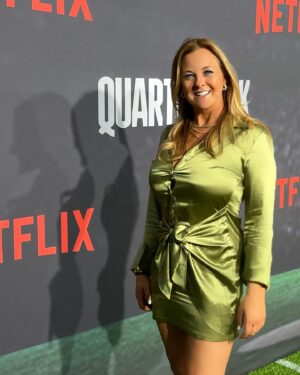Alicia Zubikowski Instagram - They say green brings luck and opportunity, I’m cut from the cloth of creating my own 💸

Amazing night at the @netflix premiere of @nflfilms series Quarterback…sooo good, once you watch the 1st ep, be ready to binge the other 7🔥#nfl #qb #film 

📸 @iamdesibanks 😂