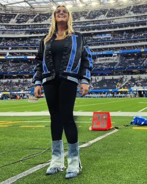Alicia Zubikowski Instagram - The Blues tell a story, every line of the Blues has a meaning 🔹

2023 blew me away with all it brought, so many laughs, so much growth, challenges, tears, loss & lessons yet everyday filled with promise, love and amazing people who make it worthwhile 💙

Cheers to new beginnings, chasing dreams and creating more Pivots🅿️