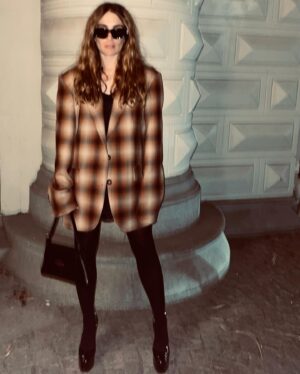 Aliette Opheim Instagram - Thank you @ellesverige and @assefacommunication for last night it was amazing. Congratulations to all the winners and especially to my beautiful friend @gizemklingerdogan who won best dressed 2022. You are rare. Such a star. Love you. 🖤 

Styling: @annasundelin 
@sportmax 
@maisonvalentino 
@balenciaga 
@intimissimiofficial
And of course @goran.kling 🌀#ellegalan2022