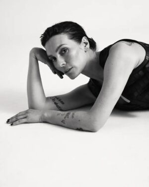 Aliette Opheim Instagram - New interview in @damernasvarld 🖤

Photo: @johanjnilsson 
Styling: @sarasadeghi 
Hair and make: @martinsundqvist