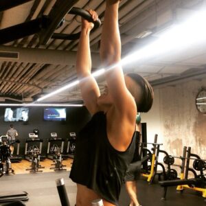 Alin Sumarwata Instagram - Wait for it ... ⁣⁣
😅⁣
Get friendly with fails #assistedpullups #chinups #bandpullups #upperbody #strenghtday #redbandsucks #greenband #anybandwilldotho #justgetupthere more rep fails coming up in story 😉