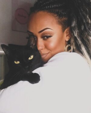 Aline Tofalo Instagram - Charlotte sempre foi minha definição de casa. 
Voltar pra casa, significava voltar pra ela. 
Charlotte era o motivo de voltar. O motivo de levantar da cama. 
Charlotte mexeu comigo desde o primeiro dia em que nos conhecemos. Me desafiou, me fez sentir um amor desmedido. 
Carlotte nem sabe mas foi suporte emocional todos os dias pra alguém que chorou de solidão desde muito cedo
Charlotte me sentia, me observava como ninguém. 
Em crises, Charlotte me chamava pro eixo mordendo, subindo no meu colo, ficava brava. 
Em noite fria, Charlotte estava entre as minhas pernas num movimento muito nosso, perfeito, sintonizado e natural. Meu jeito de dormir era o dela. 
Charlotte no calor deitava de barriga pra cima, porém sempre com contato físico, sempre encostada em mim 
 Dizem quem um gato de barriga pra cima, está confiando a vida. 
Charlotte confiava, olhava no olho, pedia colo, conversava, acompanhava cada movimento. 
Charlotte tinha mania de dormir debaixo da coberta e pedia por isso. Ensinei quando ainda era bebê (e bagunceira), e ela entendeu que debaixo das cobertas era hora de acalmar, de descansar. 
Charlotte esteve presente nos banhos infinitos onde rezava de joelhos pra conseguir ficar em pé. E nos banhos rápidos  e energéticos também 
Charlotte esteve presente em todas as alegrias e tragedias que me acometeram nesses quase 11 anos. 
Charlotte foi a fiel escudeira de uma menina entrando na vida adulta. Me viu crescer, empreender, falhar, obter sucesso, namorar, separar, brigar, fazer as pazes. Charlotte tem muitos segredos com ela. 

Meu termômetro era ela. Como ela te recebia na nossa casa. O que ela sentia era meu guia. 
Charlotte nunca teve um colo negado. Os pedidos pra carinho nunca ficaram sem respostas. Cada miado foi respondido. E quantos travesseiros foram ajeitados pra serem divididos, para que ela repousasse a cabeça juntinho comigo. Olho no olho, respiração com respiração. A cada suspiro. Por 10 anos e 9 meses. 
Conhecia ela em detalhes. Em cada barulhinho, piscadinha, entonação de miado. Sabia quando era manha, sabia quando era xixi, sabia quando era colo, só demorei pra entender quando foi dor. 
Não tivemos referências sobre dores. 
[continua ⬇️]