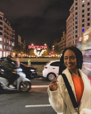 Aline Tofalo Instagram - Meu hobbie tá sendo sair muito linda, e me gabar por ser brasileira quando me perguntam de onde sou. 

A mulher latina é uma entidade, e amém por isso 🤞🏽