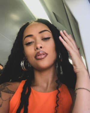 Aline Tofalo Instagram - Meu hobbie tá sendo sair muito linda, e me gabar por ser brasileira quando me perguntam de onde sou. 

A mulher latina é uma entidade, e amém por isso 🤞🏽