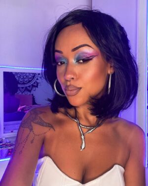 Aline Tofalo Instagram - Bem feminina no meu visual 🐍