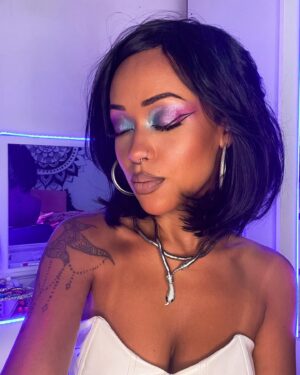 Aline Tofalo Instagram - Bem feminina no meu visual 🐍