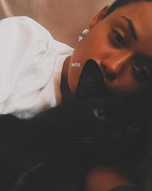 Aline Tofalo Instagram - Charlotte sempre foi minha definição de casa. 
Voltar pra casa, significava voltar pra ela. 
Charlotte era o motivo de voltar. O motivo de levantar da cama. 
Charlotte mexeu comigo desde o primeiro dia em que nos conhecemos. Me desafiou, me fez sentir um amor desmedido. 
Carlotte nem sabe mas foi suporte emocional todos os dias pra alguém que chorou de solidão desde muito cedo
Charlotte me sentia, me observava como ninguém. 
Em crises, Charlotte me chamava pro eixo mordendo, subindo no meu colo, ficava brava. 
Em noite fria, Charlotte estava entre as minhas pernas num movimento muito nosso, perfeito, sintonizado e natural. Meu jeito de dormir era o dela. 
Charlotte no calor deitava de barriga pra cima, porém sempre com contato físico, sempre encostada em mim 
 Dizem quem um gato de barriga pra cima, está confiando a vida. 
Charlotte confiava, olhava no olho, pedia colo, conversava, acompanhava cada movimento. 
Charlotte tinha mania de dormir debaixo da coberta e pedia por isso. Ensinei quando ainda era bebê (e bagunceira), e ela entendeu que debaixo das cobertas era hora de acalmar, de descansar. 
Charlotte esteve presente nos banhos infinitos onde rezava de joelhos pra conseguir ficar em pé. E nos banhos rápidos  e energéticos também 
Charlotte esteve presente em todas as alegrias e tragedias que me acometeram nesses quase 11 anos. 
Charlotte foi a fiel escudeira de uma menina entrando na vida adulta. Me viu crescer, empreender, falhar, obter sucesso, namorar, separar, brigar, fazer as pazes. Charlotte tem muitos segredos com ela. 

Meu termômetro era ela. Como ela te recebia na nossa casa. O que ela sentia era meu guia. 
Charlotte nunca teve um colo negado. Os pedidos pra carinho nunca ficaram sem respostas. Cada miado foi respondido. E quantos travesseiros foram ajeitados pra serem divididos, para que ela repousasse a cabeça juntinho comigo. Olho no olho, respiração com respiração. A cada suspiro. Por 10 anos e 9 meses. 
Conhecia ela em detalhes. Em cada barulhinho, piscadinha, entonação de miado. Sabia quando era manha, sabia quando era xixi, sabia quando era colo, só demorei pra entender quando foi dor. 
Não tivemos referências sobre dores. 
[continua ⬇️]