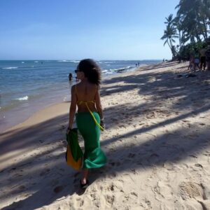 Aline Tofalo Instagram - Bahia traz tudo à tona sempre. Bahia limpa, Bahia energiza. Bahia entra em você e mexe com tudo. Traz a experiência completa com cultura, comida, aprendizagem, afeto, água quente e ancestralidade. 
Bahia ensina a quem quer aprender. Aprende quem sabe escutar para além da palavra. 
Bahia te faz pensar: “que bom que eu to viva!”