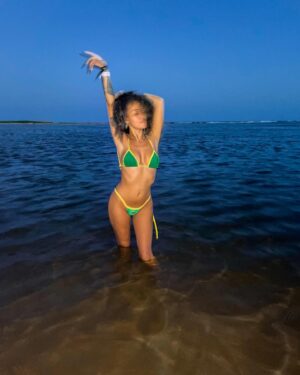 Aline Tofalo Instagram - Bahia traz tudo à tona sempre. Bahia limpa, Bahia energiza. Bahia entra em você e mexe com tudo. Traz a experiência completa com cultura, comida, aprendizagem, afeto, água quente e ancestralidade. 
Bahia ensina a quem quer aprender. Aprende quem sabe escutar para além da palavra. 
Bahia te faz pensar: “que bom que eu to viva!”