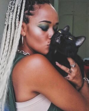 Aline Tofalo Instagram - Charlotte sempre foi minha definição de casa. 
Voltar pra casa, significava voltar pra ela. 
Charlotte era o motivo de voltar. O motivo de levantar da cama. 
Charlotte mexeu comigo desde o primeiro dia em que nos conhecemos. Me desafiou, me fez sentir um amor desmedido. 
Carlotte nem sabe mas foi suporte emocional todos os dias pra alguém que chorou de solidão desde muito cedo
Charlotte me sentia, me observava como ninguém. 
Em crises, Charlotte me chamava pro eixo mordendo, subindo no meu colo, ficava brava. 
Em noite fria, Charlotte estava entre as minhas pernas num movimento muito nosso, perfeito, sintonizado e natural. Meu jeito de dormir era o dela. 
Charlotte no calor deitava de barriga pra cima, porém sempre com contato físico, sempre encostada em mim 
 Dizem quem um gato de barriga pra cima, está confiando a vida. 
Charlotte confiava, olhava no olho, pedia colo, conversava, acompanhava cada movimento. 
Charlotte tinha mania de dormir debaixo da coberta e pedia por isso. Ensinei quando ainda era bebê (e bagunceira), e ela entendeu que debaixo das cobertas era hora de acalmar, de descansar. 
Charlotte esteve presente nos banhos infinitos onde rezava de joelhos pra conseguir ficar em pé. E nos banhos rápidos  e energéticos também 
Charlotte esteve presente em todas as alegrias e tragedias que me acometeram nesses quase 11 anos. 
Charlotte foi a fiel escudeira de uma menina entrando na vida adulta. Me viu crescer, empreender, falhar, obter sucesso, namorar, separar, brigar, fazer as pazes. Charlotte tem muitos segredos com ela. 

Meu termômetro era ela. Como ela te recebia na nossa casa. O que ela sentia era meu guia. 
Charlotte nunca teve um colo negado. Os pedidos pra carinho nunca ficaram sem respostas. Cada miado foi respondido. E quantos travesseiros foram ajeitados pra serem divididos, para que ela repousasse a cabeça juntinho comigo. Olho no olho, respiração com respiração. A cada suspiro. Por 10 anos e 9 meses. 
Conhecia ela em detalhes. Em cada barulhinho, piscadinha, entonação de miado. Sabia quando era manha, sabia quando era xixi, sabia quando era colo, só demorei pra entender quando foi dor. 
Não tivemos referências sobre dores. 
[continua ⬇️]