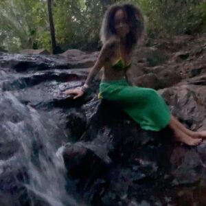 Aline Tofalo Instagram - Bahia traz tudo à tona sempre. Bahia limpa, Bahia energiza. Bahia entra em você e mexe com tudo. Traz a experiência completa com cultura, comida, aprendizagem, afeto, água quente e ancestralidade. 
Bahia ensina a quem quer aprender. Aprende quem sabe escutar para além da palavra. 
Bahia te faz pensar: “que bom que eu to viva!”