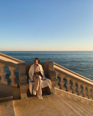 Aline Tofalo Instagram - Um mês de Espanha 🇪🇸 

Tem sido um processo com muitos desafios, principalmente internos. 
Saudade de tantas coisas, curiosidade em outras tantas. 
Porém sempre constatando que meu sangue está na terra certa, e sou tão feliz por isso…
Decidi hoje, com um mês aqui, que quero desbravar mais. 
Mais culinárias, mais cultura, mais línguas, mais tradições. Mais pra ser maior. Maior a ponto de caber em qualquer lugar! E só me vem aquela do @emicida na cabeça:

“O céu é meu pai, a terra mamãe, e o mundo inteiro é tipo a minha casa”