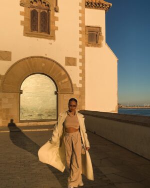 Aline Tofalo Instagram - Um mês de Espanha 🇪🇸 

Tem sido um processo com muitos desafios, principalmente internos. 
Saudade de tantas coisas, curiosidade em outras tantas. 
Porém sempre constatando que meu sangue está na terra certa, e sou tão feliz por isso…
Decidi hoje, com um mês aqui, que quero desbravar mais. 
Mais culinárias, mais cultura, mais línguas, mais tradições. Mais pra ser maior. Maior a ponto de caber em qualquer lugar! E só me vem aquela do @emicida na cabeça:

“O céu é meu pai, a terra mamãe, e o mundo inteiro é tipo a minha casa”