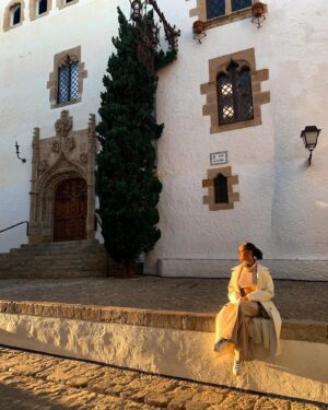 Aline Tofalo Instagram - Um mês de Espanha 🇪🇸 

Tem sido um processo com muitos desafios, principalmente internos. 
Saudade de tantas coisas, curiosidade em outras tantas. 
Porém sempre constatando que meu sangue está na terra certa, e sou tão feliz por isso…
Decidi hoje, com um mês aqui, que quero desbravar mais. 
Mais culinárias, mais cultura, mais línguas, mais tradições. Mais pra ser maior. Maior a ponto de caber em qualquer lugar! E só me vem aquela do @emicida na cabeça:

“O céu é meu pai, a terra mamãe, e o mundo inteiro é tipo a minha casa”