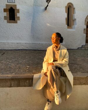 Aline Tofalo Instagram - Um mês de Espanha 🇪🇸 

Tem sido um processo com muitos desafios, principalmente internos. 
Saudade de tantas coisas, curiosidade em outras tantas. 
Porém sempre constatando que meu sangue está na terra certa, e sou tão feliz por isso…
Decidi hoje, com um mês aqui, que quero desbravar mais. 
Mais culinárias, mais cultura, mais línguas, mais tradições. Mais pra ser maior. Maior a ponto de caber em qualquer lugar! E só me vem aquela do @emicida na cabeça:

“O céu é meu pai, a terra mamãe, e o mundo inteiro é tipo a minha casa”
