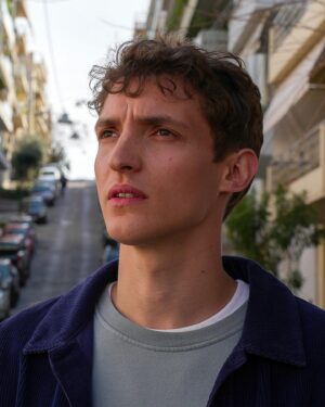 Aliocha Schneider Instagram - Si j’ai longtemps attendu une suite à la trilogie de l’Auberge Espagnole, j’étais à des années lumière d’imaginer que j’aurais ma gueule sur l’affiche… que je serais un jour le fils de Xavier et Wendy, ces personnages qui, ado, m’ont tellement donné envie de voyager, de tomber amoureux, d’avoir le coeur brisé, de vivre avec mes potes, de chercher un sens à la vie et de rentrer à l’aube en titubant à travers les rues d’une ville où tout est possible. J’ai vécu pendant ces six mois de tournage à Athènes l’expérience la plus enrichissante de ma vie. Financièrement j’entends. Mais je pense (aussi) aux rencontres et aux liens indestructibles qui se sont créés sur ce plateau. 
@megan.northam ma soeur je t’aime. @cedklap je te suis éternellement reconnaissant. @instadelolad et @antoinegarceau vous êtes mes réalisateurs préférés ex aequo avec Cédric. Bref. Tout a commencé là. 

Salade Grecque est dispo dès maintenant sur @primevideofr 🥗 🇬🇷 
#saladegrecqueserie #greeksaladserie