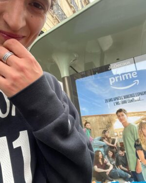 Aliocha Schneider Instagram - Si j’ai longtemps attendu une suite à la trilogie de l’Auberge Espagnole, j’étais à des années lumière d’imaginer que j’aurais ma gueule sur l’affiche… que je serais un jour le fils de Xavier et Wendy, ces personnages qui, ado, m’ont tellement donné envie de voyager, de tomber amoureux, d’avoir le coeur brisé, de vivre avec mes potes, de chercher un sens à la vie et de rentrer à l’aube en titubant à travers les rues d’une ville où tout est possible. J’ai vécu pendant ces six mois de tournage à Athènes l’expérience la plus enrichissante de ma vie. Financièrement j’entends. Mais je pense (aussi) aux rencontres et aux liens indestructibles qui se sont créés sur ce plateau. 
@megan.northam ma soeur je t’aime. @cedklap je te suis éternellement reconnaissant. @instadelolad et @antoinegarceau vous êtes mes réalisateurs préférés ex aequo avec Cédric. Bref. Tout a commencé là. 

Salade Grecque est dispo dès maintenant sur @primevideofr 🥗 🇬🇷 
#saladegrecqueserie #greeksaladserie