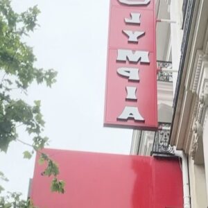 Aliocha Schneider Instagram - L’Olympia est complet !! Le concert est dans plus de six mois, j’en reviens pas. Je n’aurais jamais pu imaginer un truc pareil. Merci merci merci ! Je voudrais accélérer le temps pour y être déjà. Mais pas trop quand même parce que d’ici là il y a plein d’autres concerts trop cool en France, en Belgique et au Québec ! Hâte de vous y voir❤️