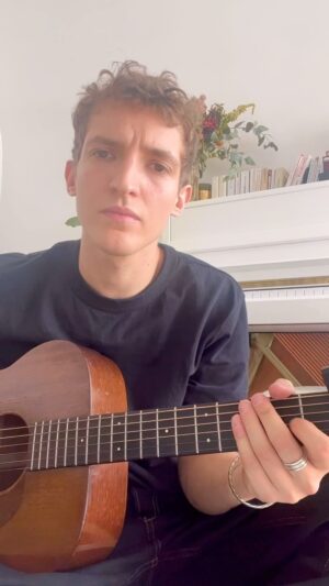 Aliocha Schneider Instagram - Daniel Bélanger est un des artistes francophones qui m’a le plus inspiré. Mon premier album en français sort vendredi, et quelque part c’est aussi un peu grâce à lui. 
@danielbelanger.officiel 🫶