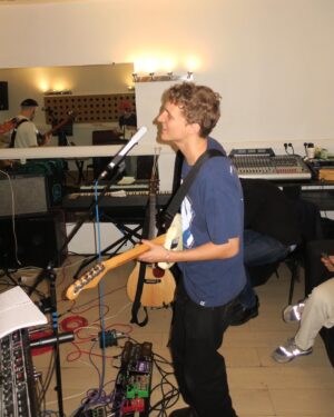Aliocha Schneider Instagram - On a commencé les répètes. Je suis heureux comme un gamin. L'album sort dans une semaine :))