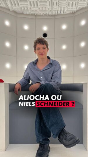 Aliocha Schneider Instagram - Où tu apprends que @aliocha.s fait des selfies et signe des autographes à la place de son frère 😅
Le chanteur sera sur la scène de l’Olympia le 5 décembre prochain !